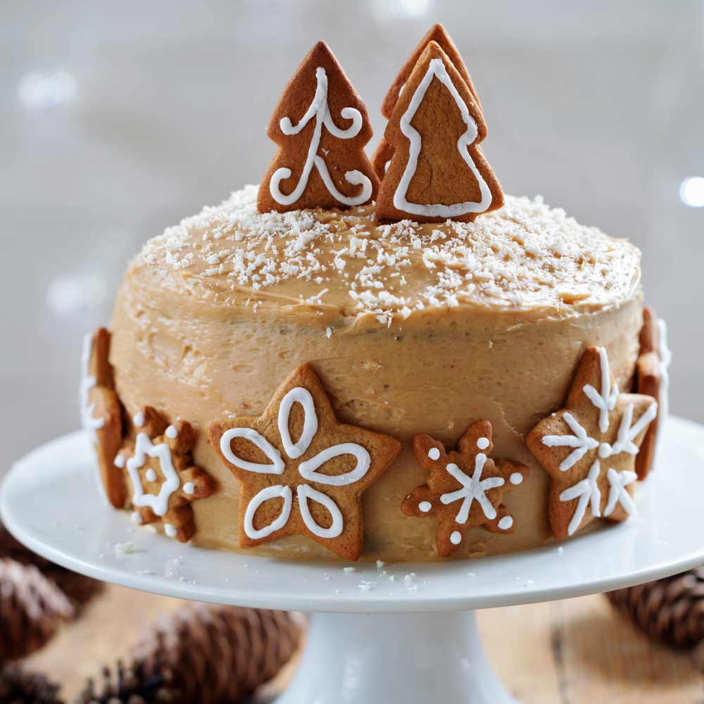 Simple Christmas Cake with Gingerbread Cookies Decor