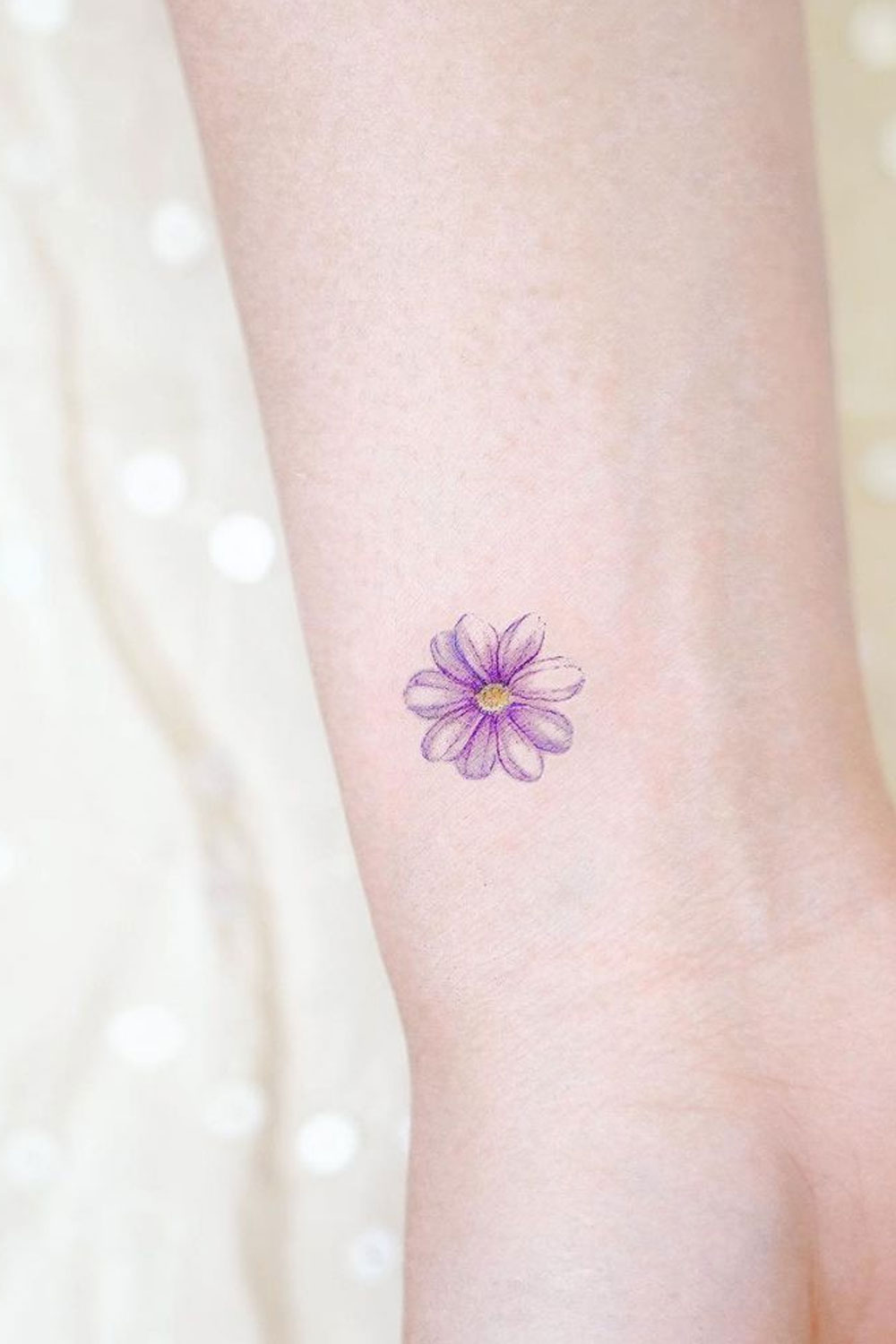 Minimalist Daisy Tattoo Design