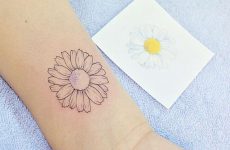 Delicate Tattoo of a Daisy Ideas and Its Unique Symbolism