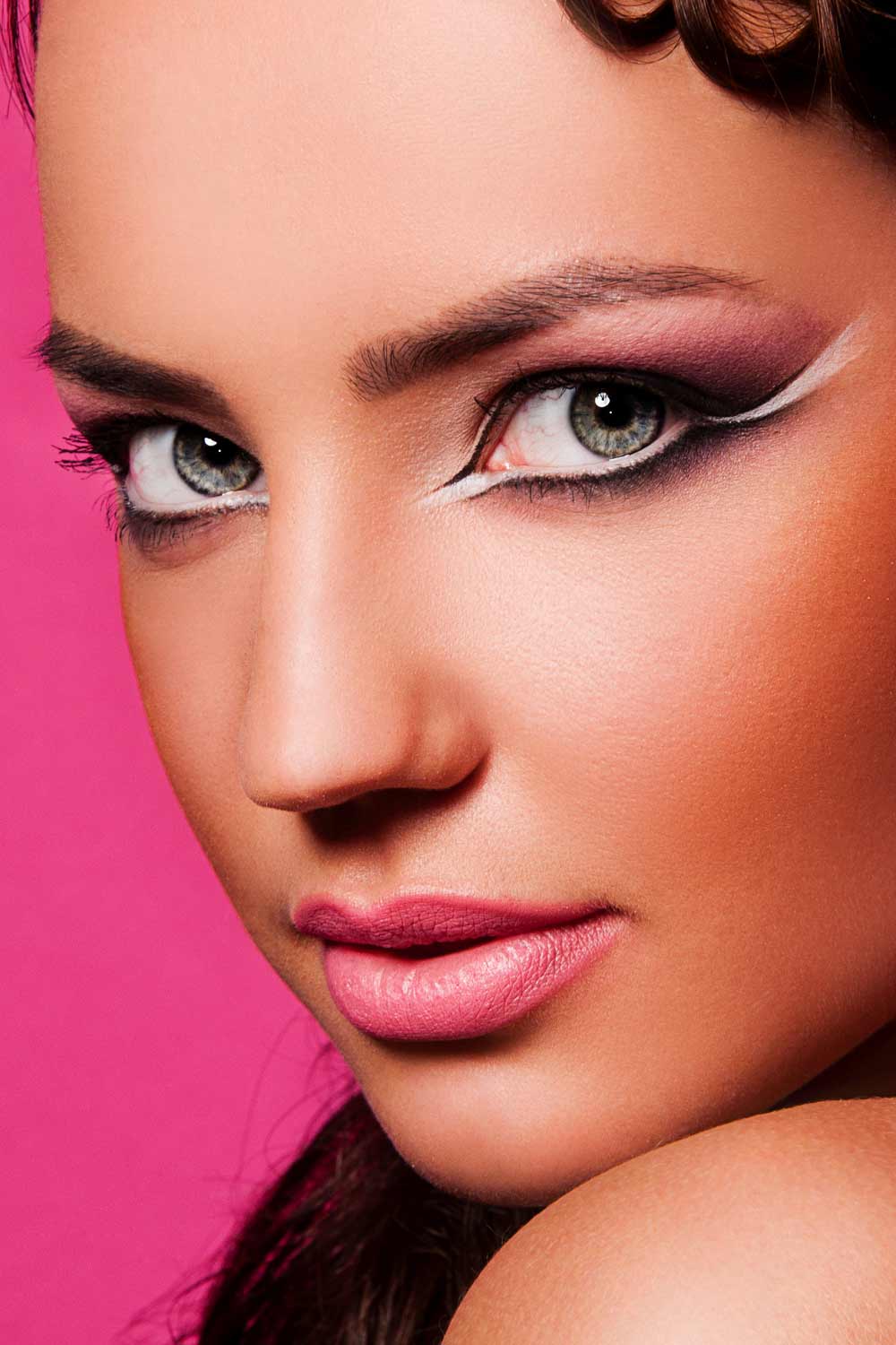 Pink Eyeshadows with Eyeliner Makeup Idea