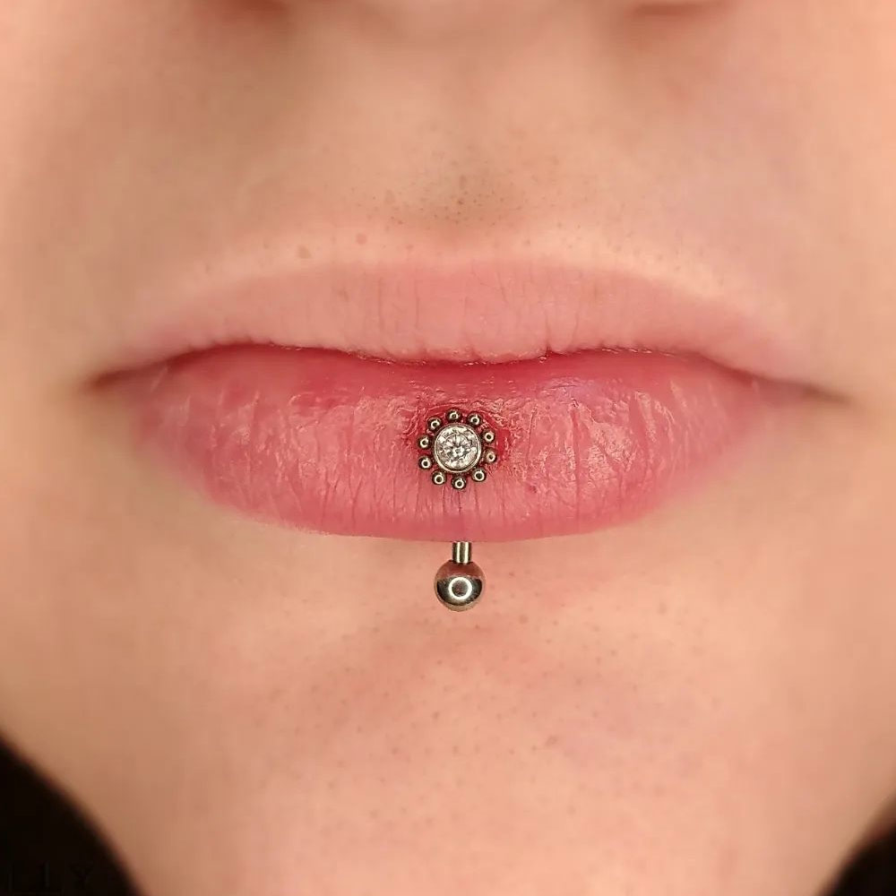 Vertical central store labret