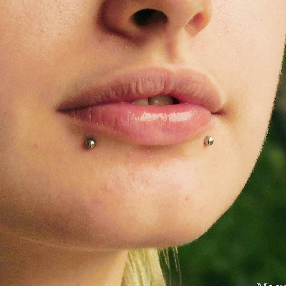 Middle of bottom lip on sale piercing