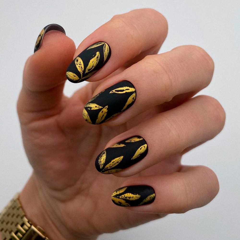 Autumn-Inspired Black Nail Designs