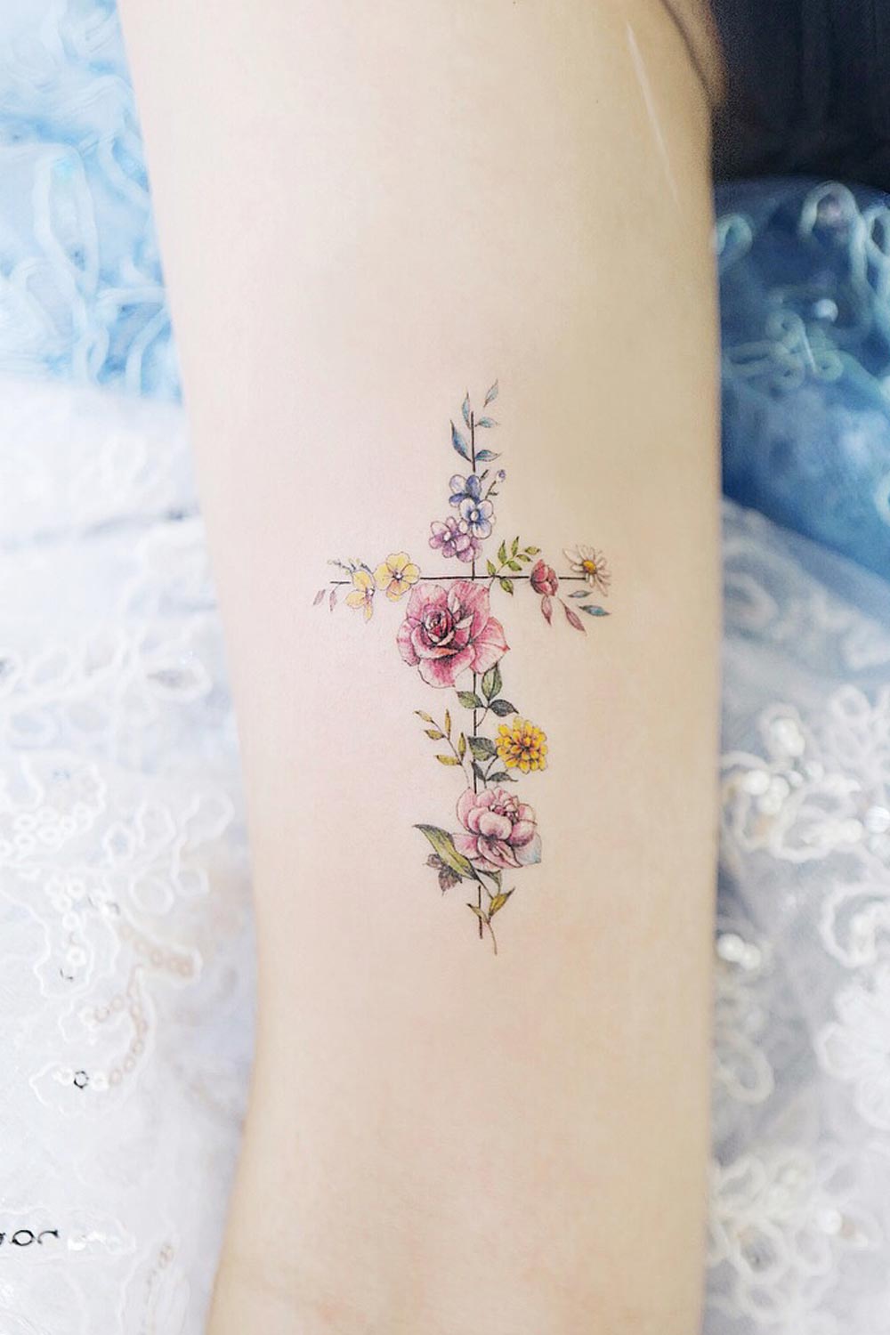 Desenho de tatuagem de cruz floral