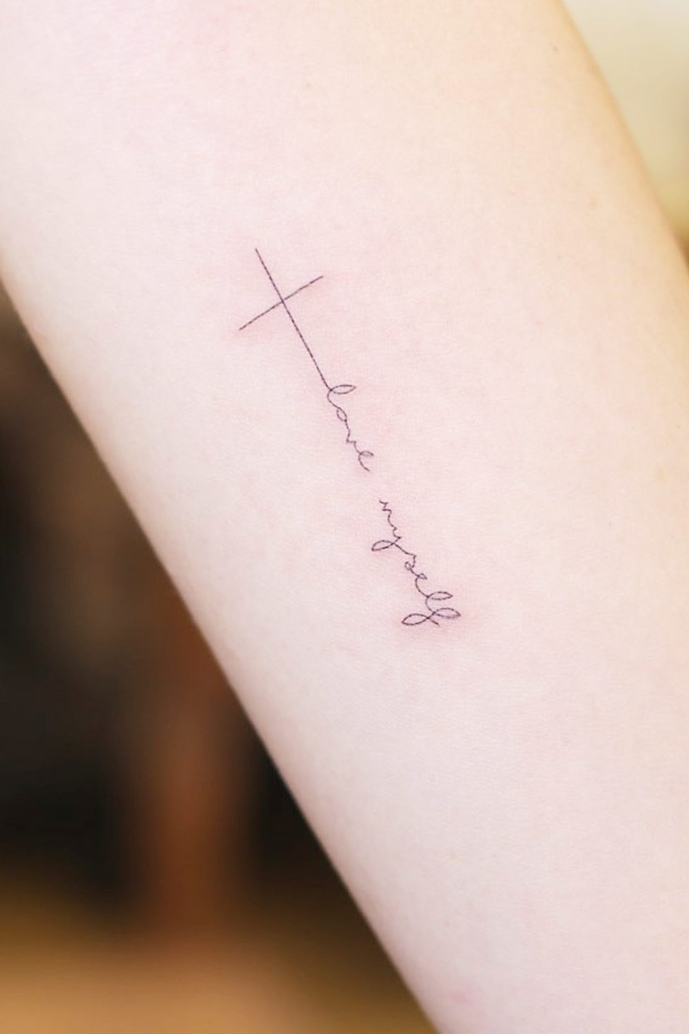 Tatuagem de cruz com letras