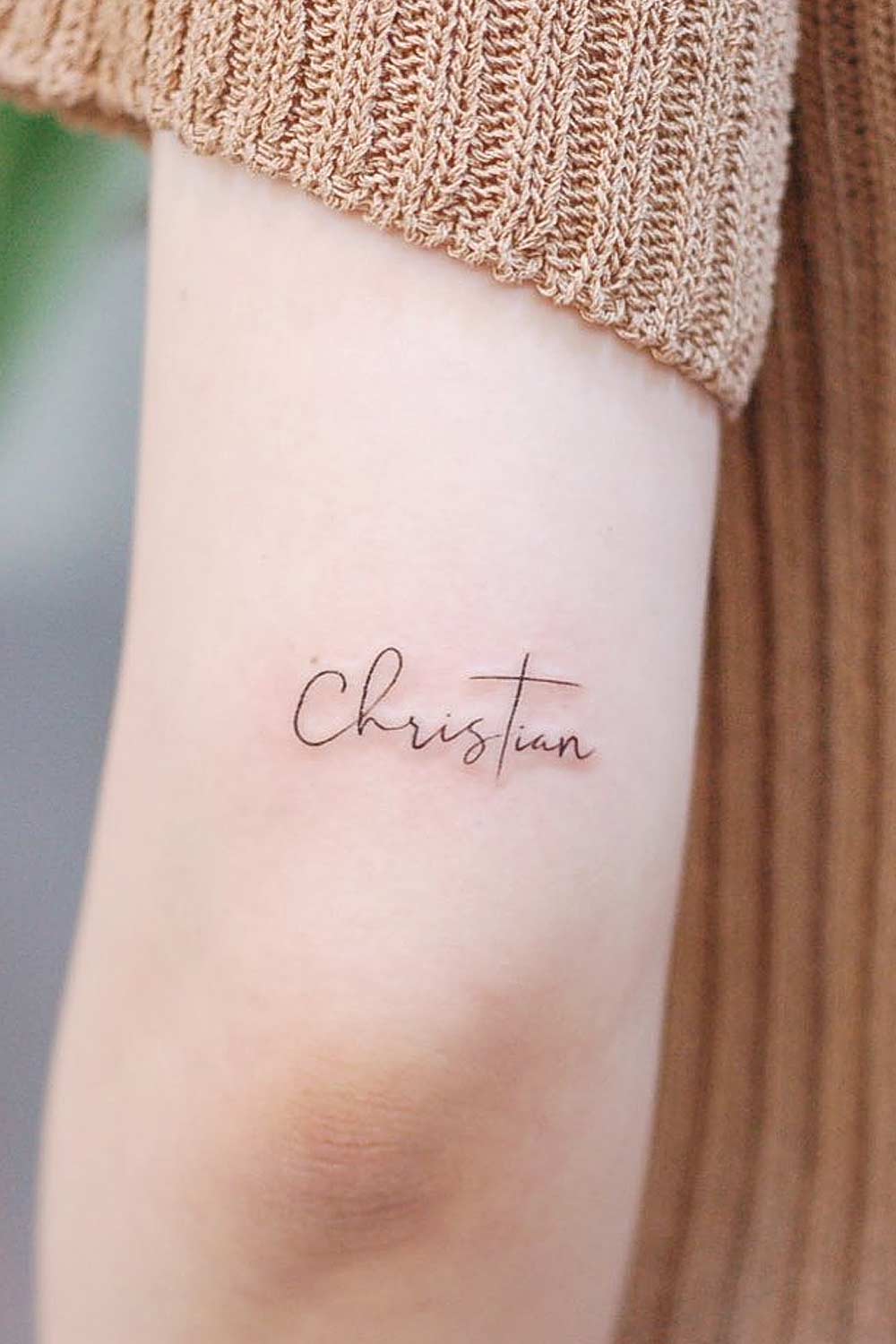 Tatuagem religiosa com letras e cruz