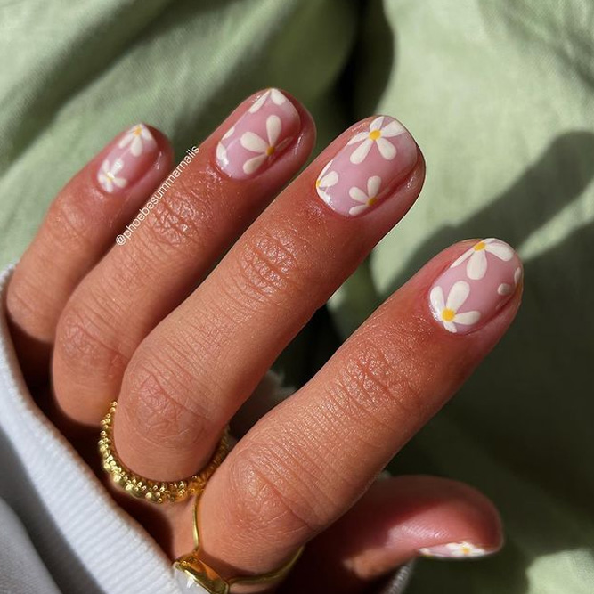 Delicate Daisies on Nails