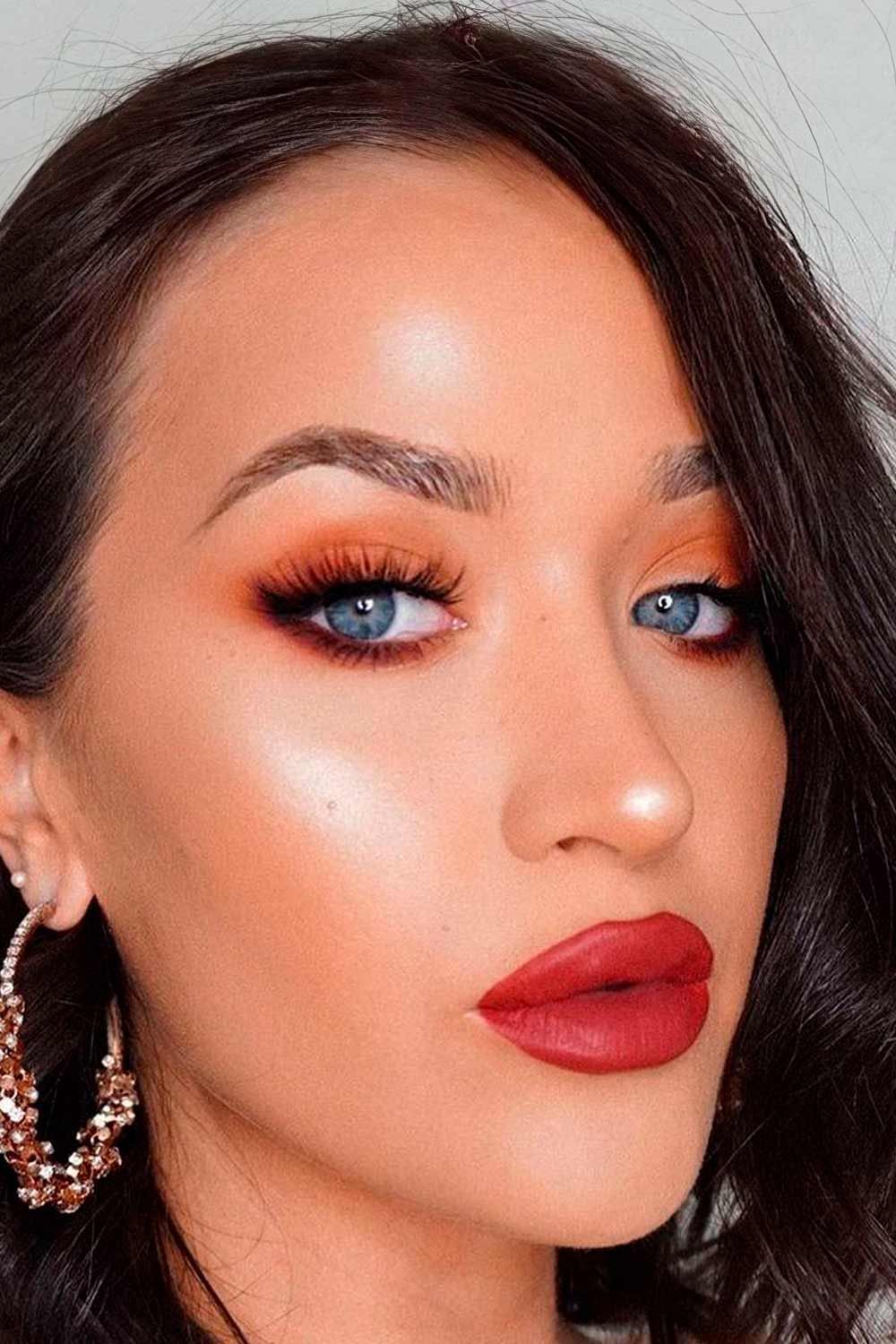 Full Face Makeup Ideas for Blue-Eyed Babes