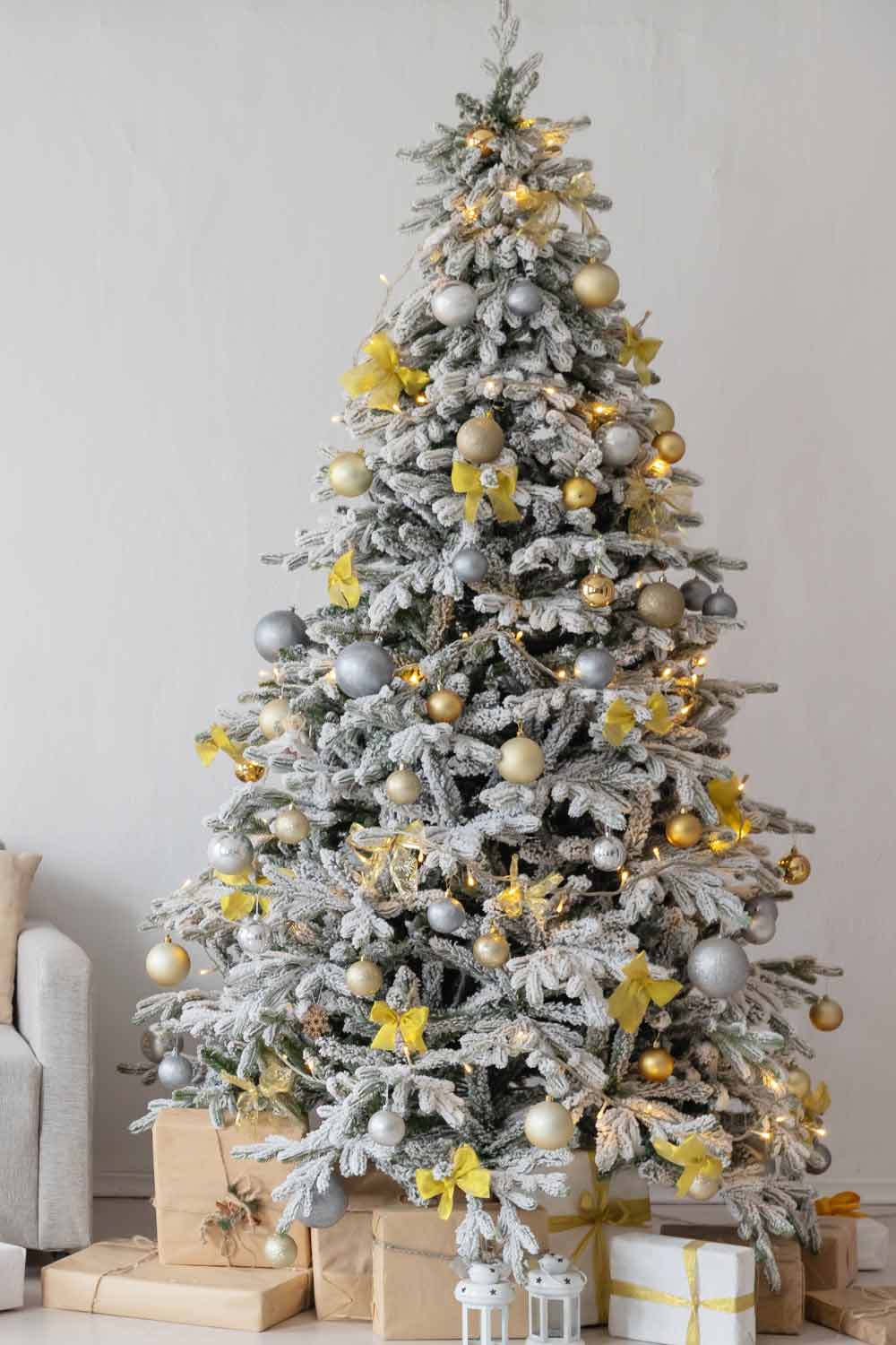 Gold and White Christmas Tree Theme