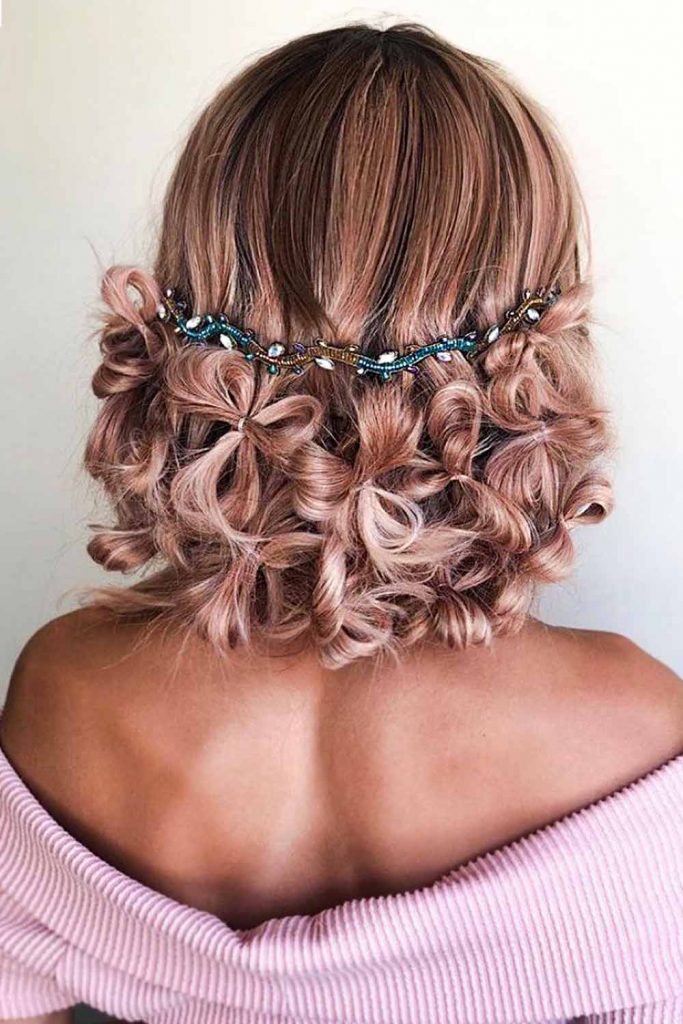 Bob Updo Hairstyles with Cute Flowers #christmasshorthairstyles #christmasshorthair #christmashairstyle