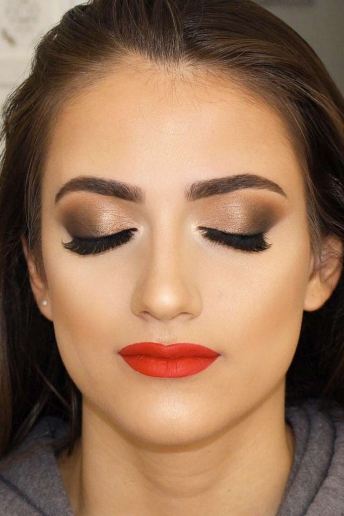 Smokey Eyes Makeup Ideas With Bold Lip Colors