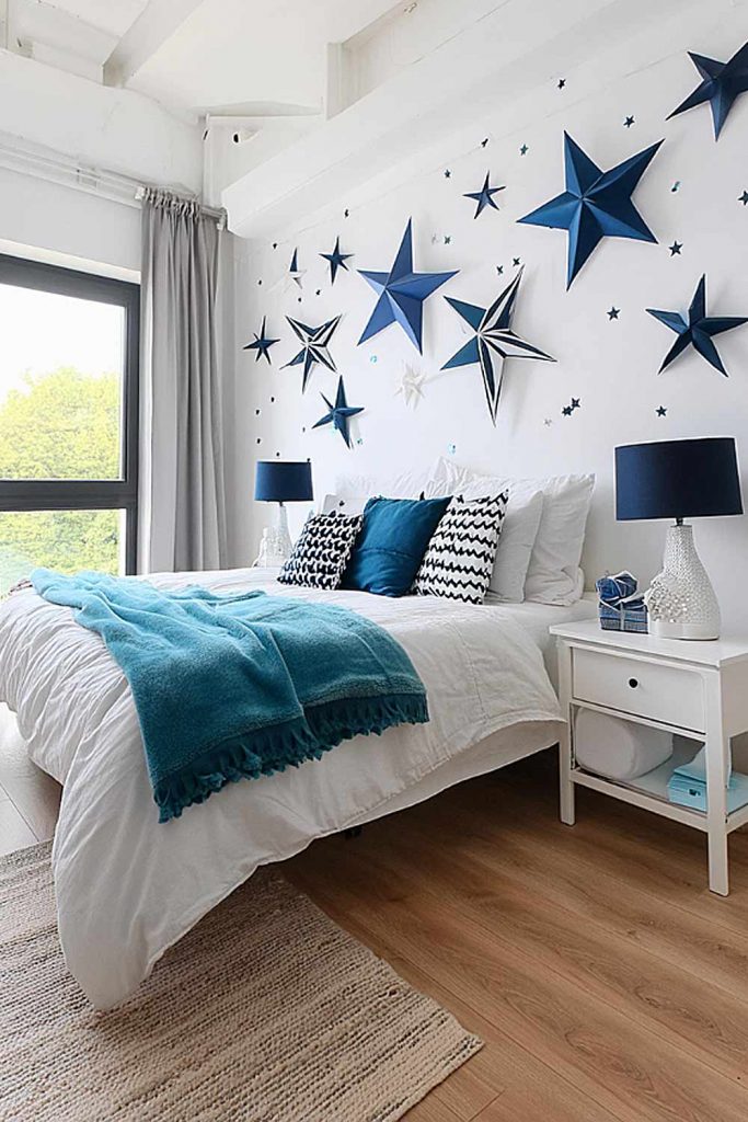 Teen Bedroom With Wall Stars Décor