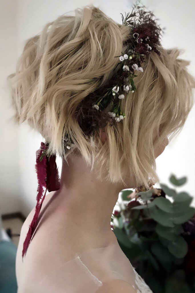 Short Wavy Hair With Wreath