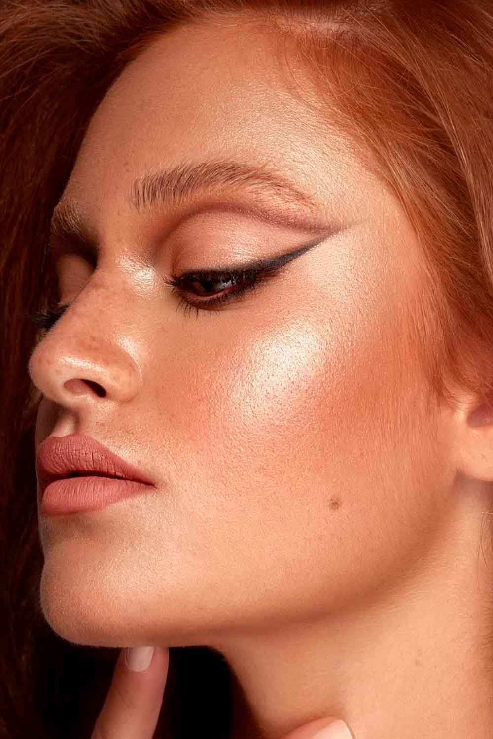 Attention on Highlighter #christmasmakeup #christmasmakeupideas #makeup #makeupideas