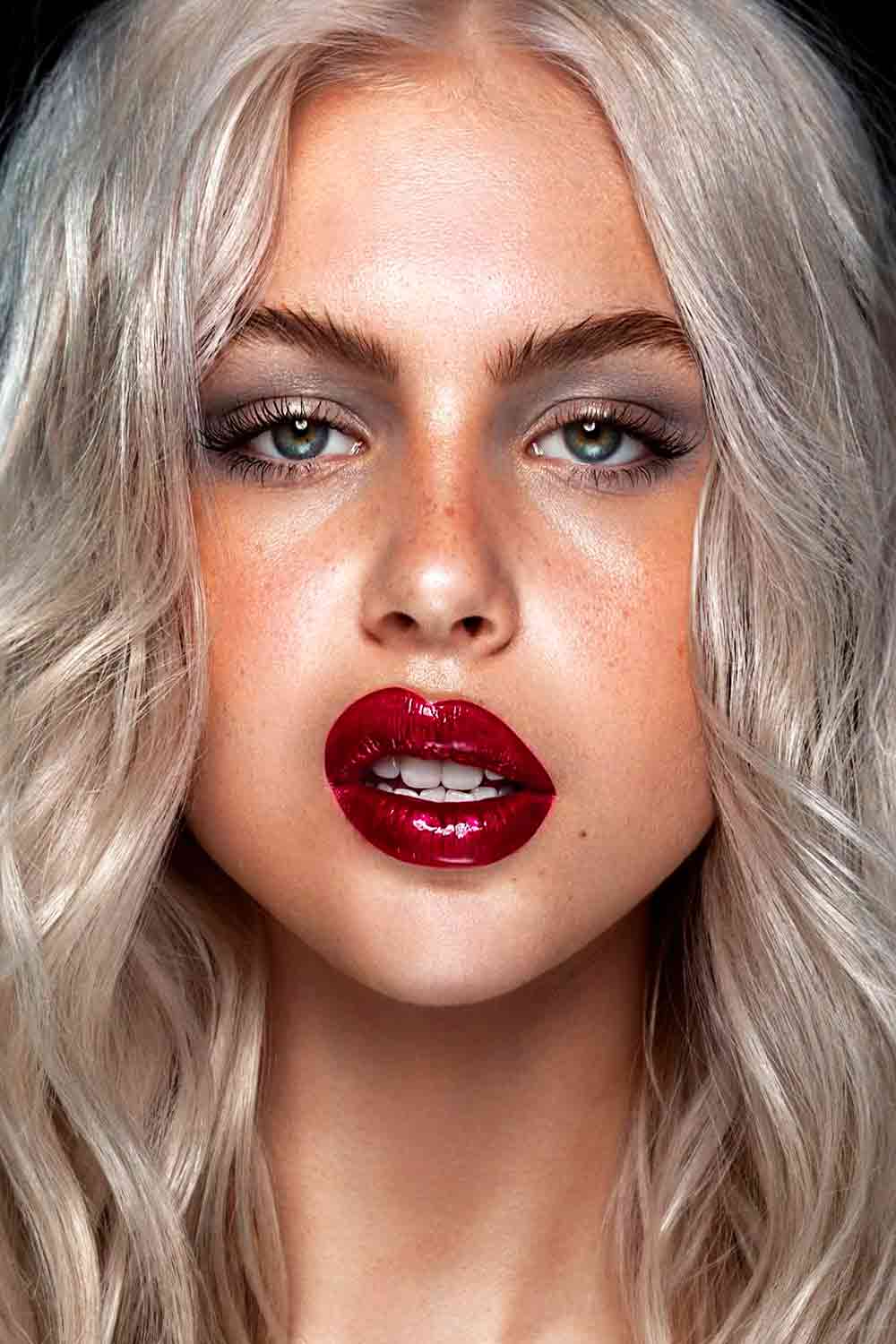 Metallic Lipstick #christmasmakeup #christmasmakeupideas #makeup #makeupideas