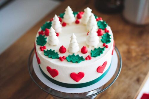 Ultimate Guide to Christmas Cakes: Recipes & Decorations