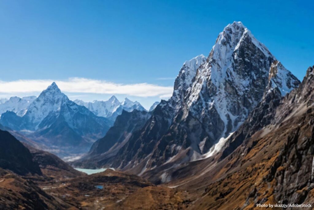 Mount Everest is located in which two countries?