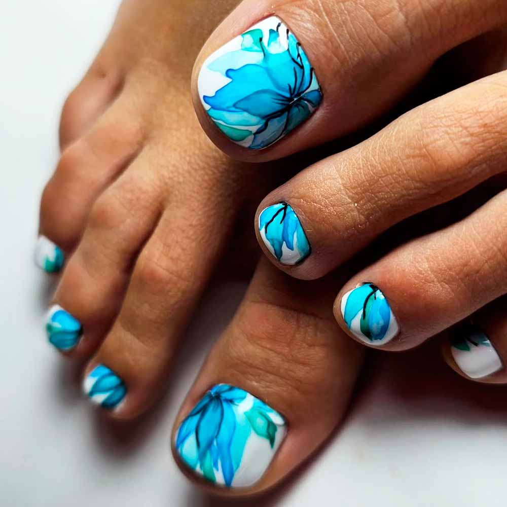 Floral #toenail #toenails #pedicure #toenaildesigns #pedicuredesigns