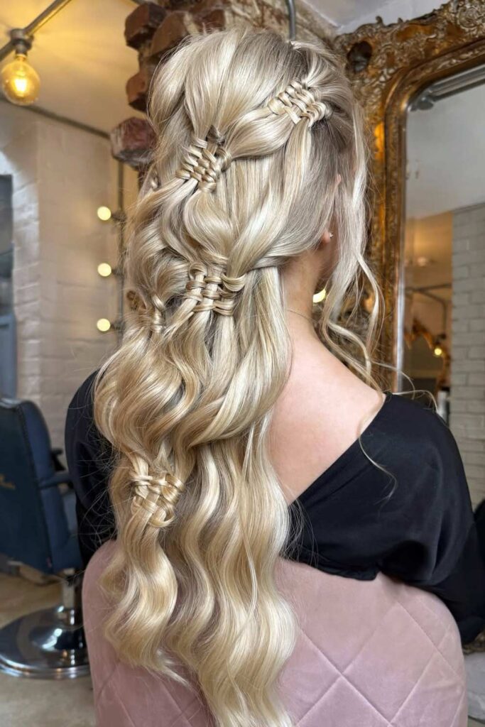 Infinity Knot Cascading Waves