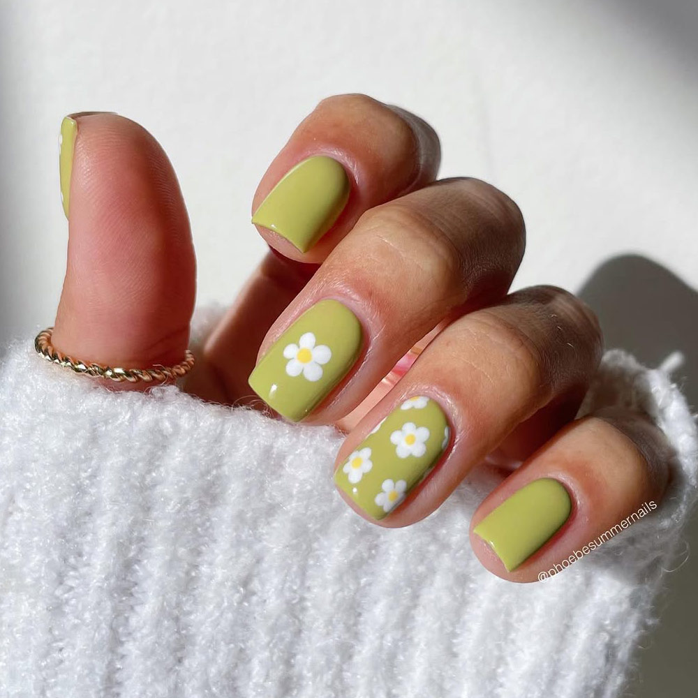 Pistachio Green Nails with Daisies
